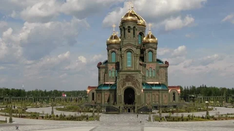 Forward drone pass with slight rotation around cathedral Vidéo 321615500