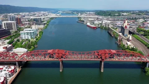 Forward flight above river Willamette, crossing Broadway Bridge to Fremont  库存影片 244006070