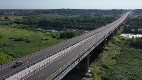 Forward flight along highway bridge Vidéo 321644508