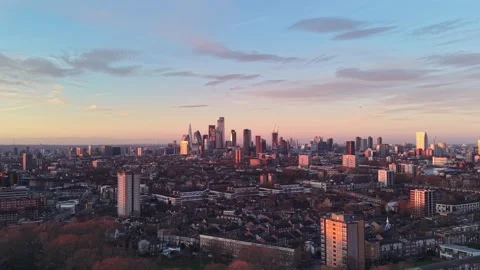 Forward flight Cityscape drone shot 스톡 동영상 332147488