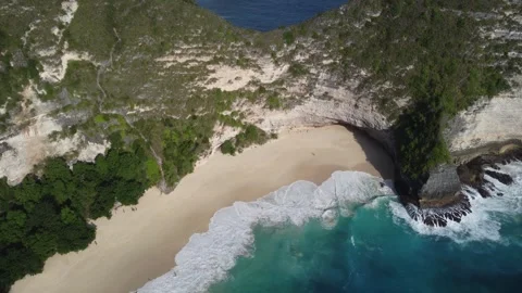 Forward flight over Kelingking Beach Stock Footage 329869605