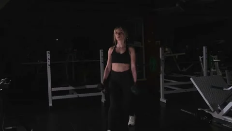 Forward lunges with weights in the hands Vidéo 170478335