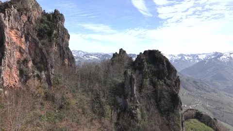 Forward Motion Toward Sharp Rocky Peaks Across a Flat Mountain Ridge Vídeos de archivo 337617929