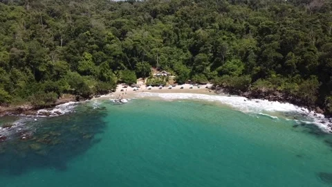 Forward-moving aerial of a beach surrounded by forest and turquoise waters. Vidéo 282894672