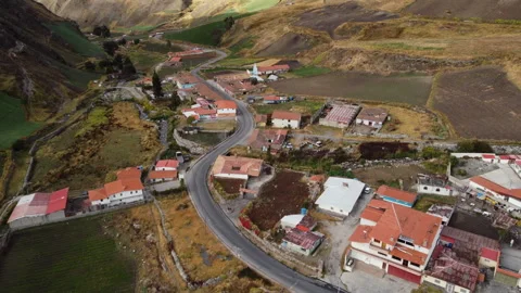 Forward-moving aerial shot of a small village in the Venezuelan páramos. Vídeo Stock 282894462