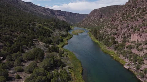 Forward moving aerial view of Green River in Utah with canyons Stock Footage 276415080