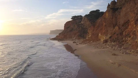 Forward moving - Cliffs and waves at Sunset Vidéo 98370781