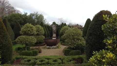 Forward moving drone shot in a beautiful English garden, in Malmsbury, England. Stockbeeldmateriaal 138209004