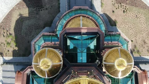 Forward overhead glide across cathedral rooftops Vidéo 321493719