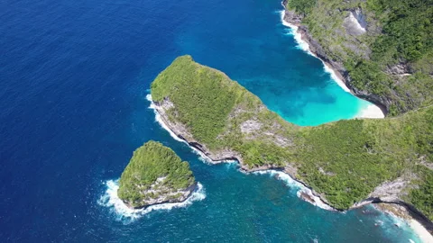 Forward reveal drone shot of Cap de T-Rex and Kelingking Beach on sunny day.  Stock Footage 285091769
