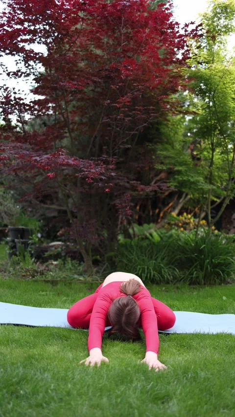 Forward stretch on the grass Video stock 336528062