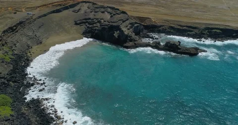 Forward tracking aerial view of Green Sand Beach,Big Island,Hawaii,usa Vídeo Stock 120691220