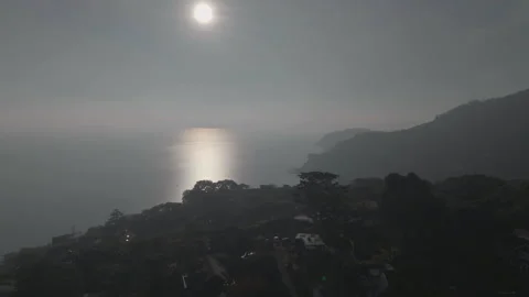 Forward tracking drone with river background, sun and hill foreground 库存影片 336792398