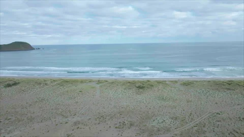 Forward tracking from overall ocean to close-up waves Vídeo Stock 340992439