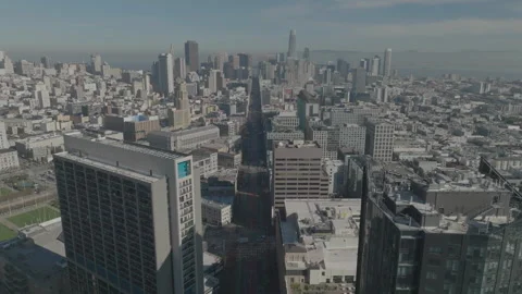 Forward tracking overall view following main avenue in San Francisco 스톡 동영상 336792826