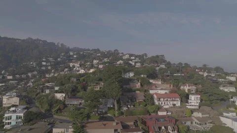 Forward tracking overall view of riverside houses toward hill Vídeos de archivo 336792502