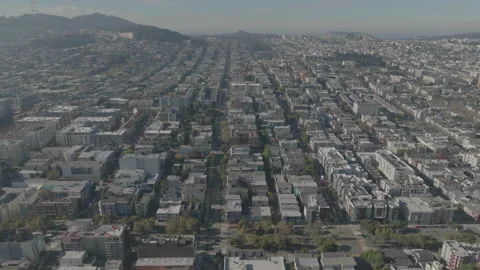 Forward tracking overall view of SF with small buildings Vídeos de archivo 336792770