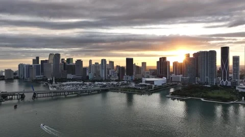 Forward Tracking Right Pan Sunset Aerial Drone Shot Over Downtown Miami 库存影片 329088976