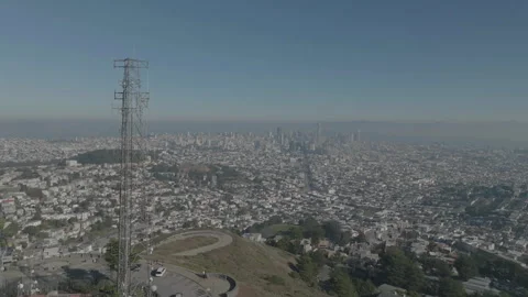 Forward tracking starting from hill, overall view of San Francisco Vídeos de archivo 336793186
