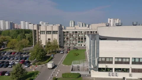 Forward upward drone movement over MGIMO buildings Vidéo 324546191