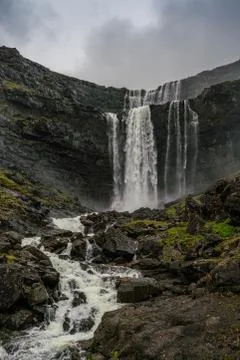 Fossa double-tiered waterfall under the clouds Stock-Fotos