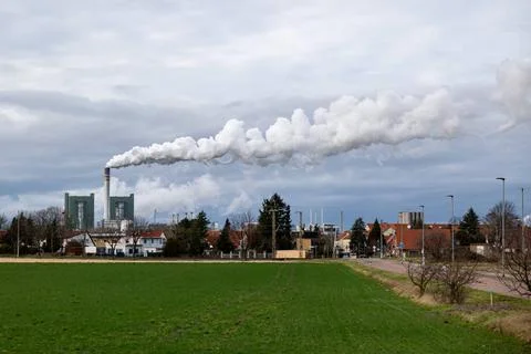  Fossile Energieerzeugung Das Braunkohlekraftwerk Schkopau ist Sachsen-Anh... Stock Photos