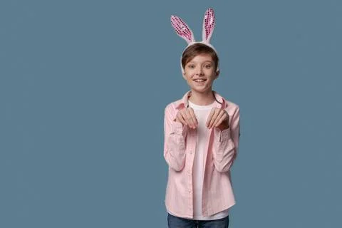 Foto angenehmer junger Mann mit lustiger kindlicher Stimmung, der mit sein... Stock Photos