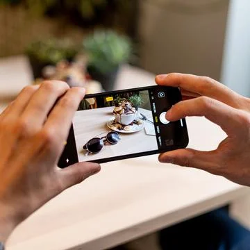 FOTO DE LA COMIDA PARA LAS REDES SOCIALES CON UN IPHONE Foto stock