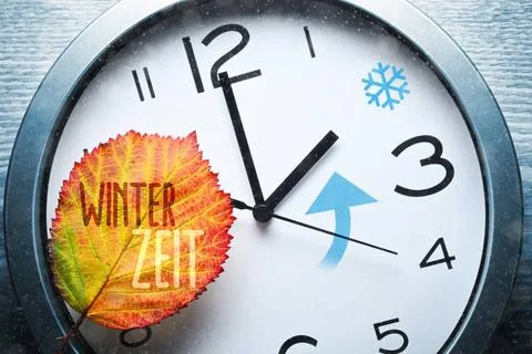  FOTOMONTAGE, Uhr mit Herbstblatt und Aufschrift Winterzeit, Schneeflocke ... Stock Photos