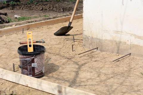 Foundation blind area preparing. Basic formwork marking. Blind area construct Foto stock