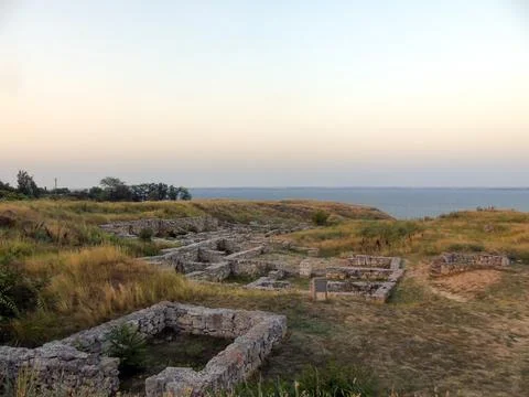 Foundations of ancient ancient buildings on the background of the sea horizon Fotos de archivo