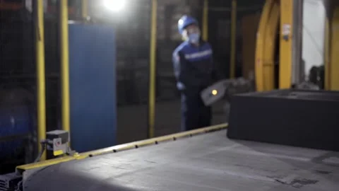 In the foundry, the molds move on the production line. 스톡 동영상 146636041