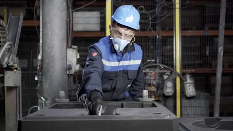 In the foundry, the worker cleans the molds with compressed air. 스톡 동영상 146636021