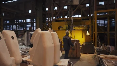 Foundry worker preparing sand mold for metal casting. Stock clip Stock Footage 312081795
