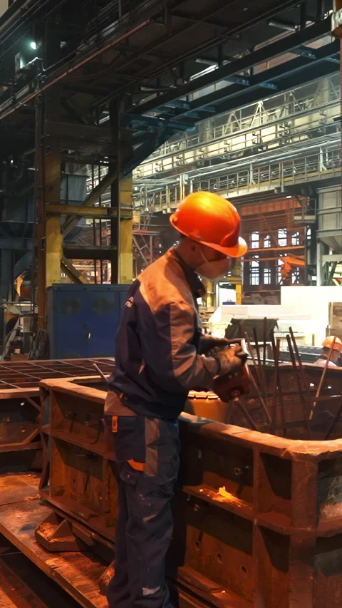 Foundry worker supervising sand molding process. Stock clip Stock Footage 323284256