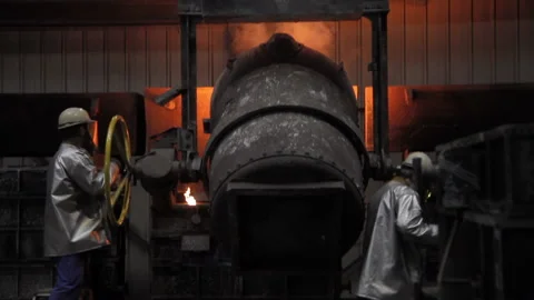Foundry worker using a ladle Stock Footage 231496731
