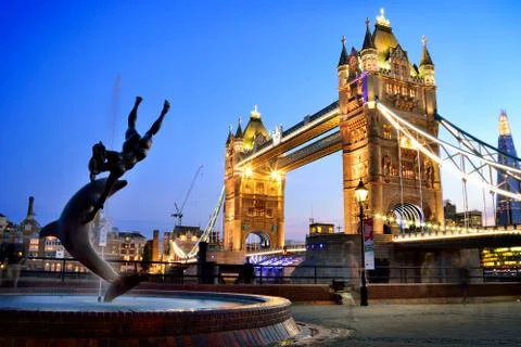 Foundtain with Tower bridge at dusk Foto stock
