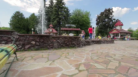 Fountain in amusement park Vídeo Stock 37136659