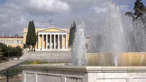 Fountain in the background of Zappeion - a building in classical style in Athens 库存影片 82498307