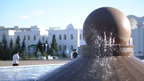 Fountain with a ball near the mosque 库存影片 93842453