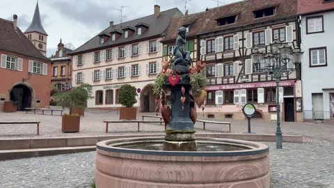 Fountain at Barr town. Town hall and traditional houses. Barr, Alsace, France Vidéo 332342753
