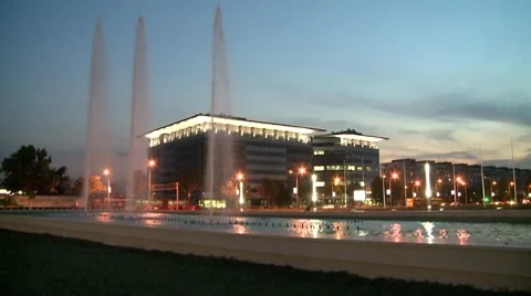 Fountain with building sunset timelapse Video stock 8578906