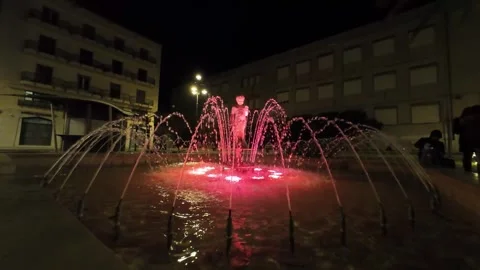 Fountain in central square at Ispica, Sicily by night slow-motion Vidéo 296582738