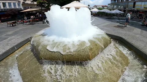 Fountain at central town square during summer day in Belgrade. Vidéo 163297786