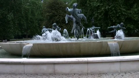 A Fountain With Cherubs 動画素材 51243609