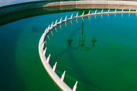 Fountain circular structure with evenly spaced vertical elements Fotos Stock