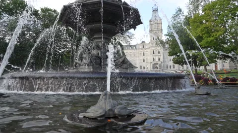 Fountain in front a Parlement de Québec 스톡 동영상 163402482