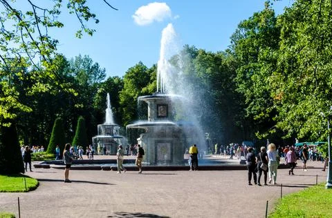 Fountain in the garden in peterhof 스톡 사진