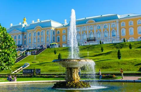 Fountain in the garden in peterhof Stock Photos