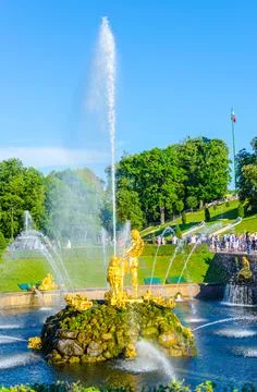 Fountain in the garden in peterhof Foto stock